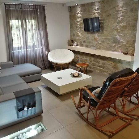 Modern Residence In The Center Of Trikala المظهر الخارجي الصورة